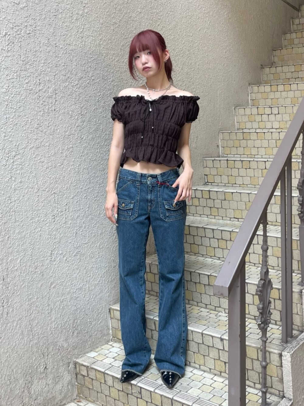 ブラック系のパンプス、ブルー系のデニムパンツ、ブラウン系のシャツ/ブラウスを着用したレディースの夏コーディネートの2枚目の写真