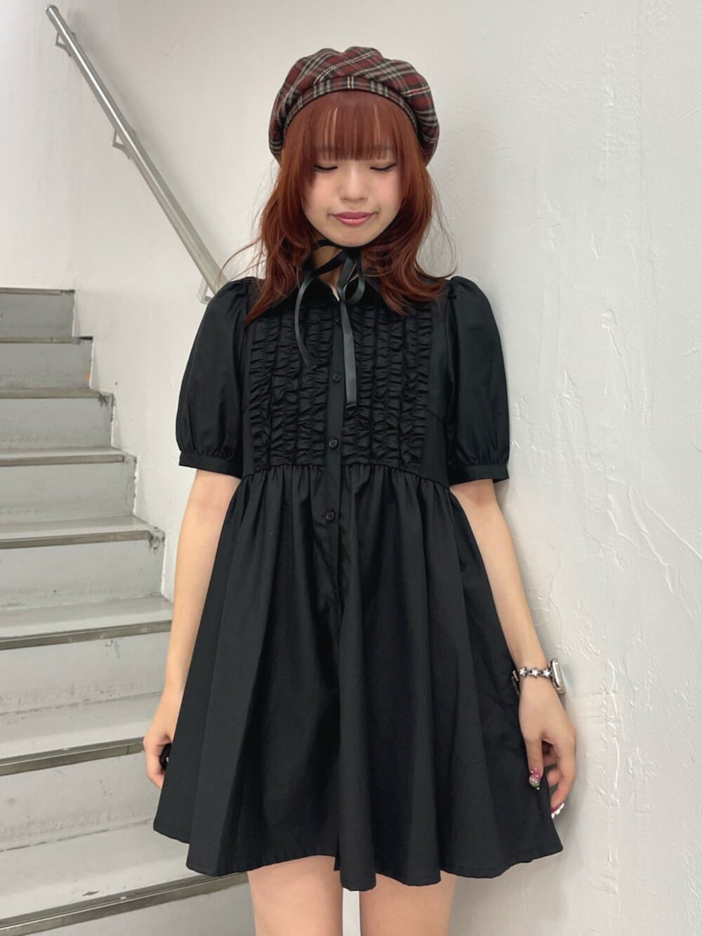 ブラック系のブーツ、ブラック系のワンピース、レッド系のハンチング/ベレー帽を着用したレディースの夏コーディネートの5枚目の写真
