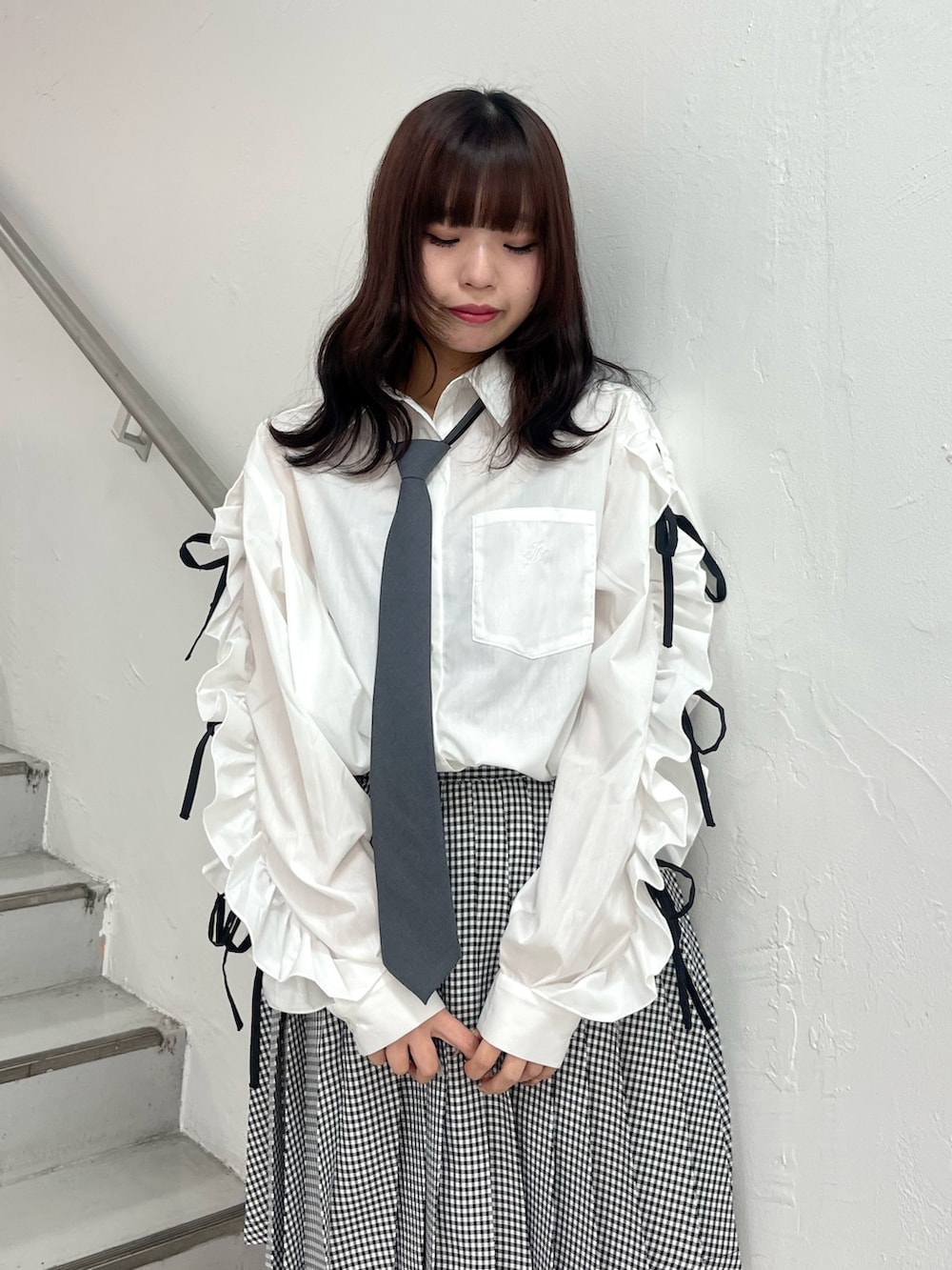 ホワイト系のシャツ/ブラウス、その他のスカート、ブラック系のローファーを着用したレディースの春コーディネートの5枚目の写真