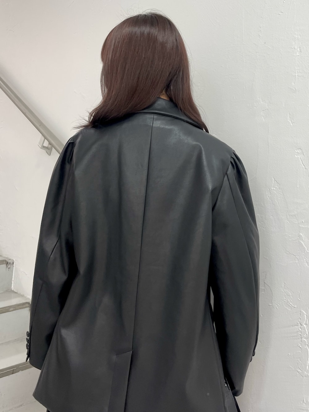 ブラック系のシャツ/ブラウス、ブラック系のスカート、ブラック系のテーラードジャケットを着用したレディースの春コーディネートの7枚目の写真