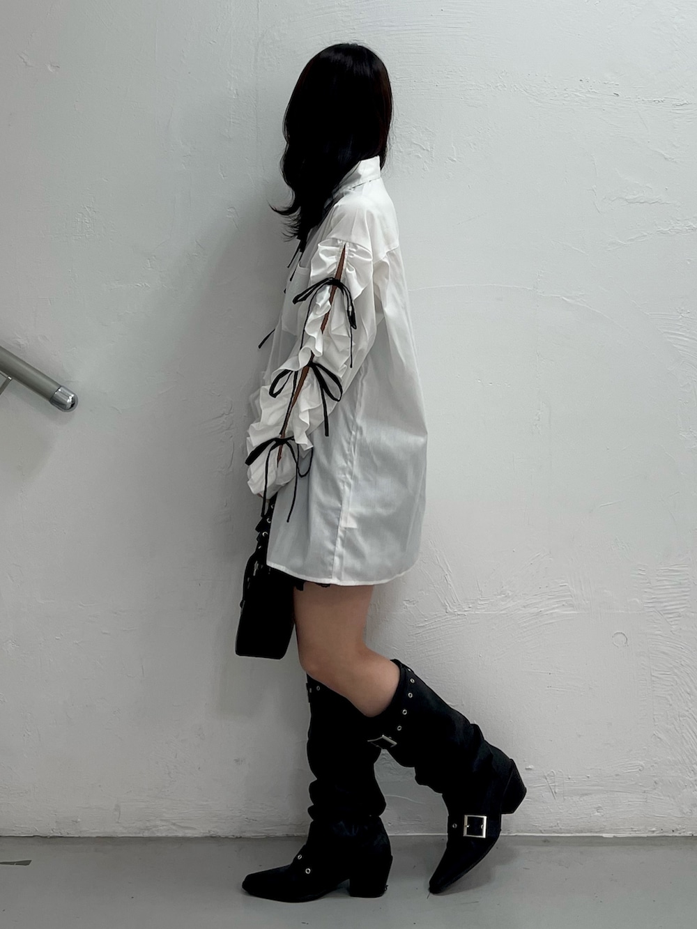 ホワイト系のシャツ/ブラウス、ホワイト系のその他パンツ、ブラック系のブーツを着用したレディースの春コーディネートの3枚目の写真
