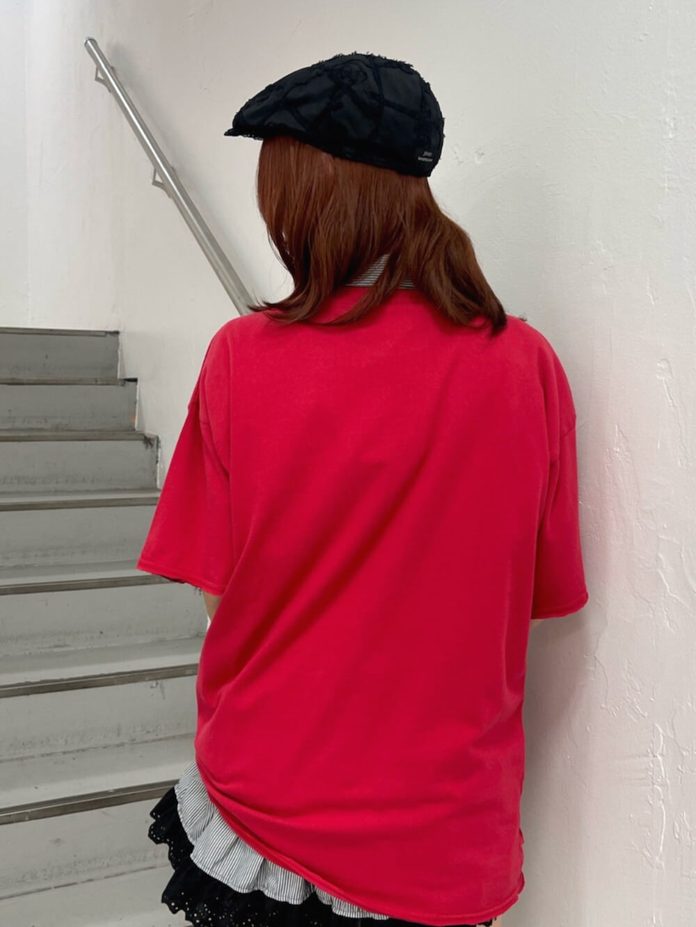 ブラック系のブーツ、レッド系のTシャツ/カットソー、ブラック系のシャツ/ブラウスを着用したレディースの夏コーディネートの7枚目の写真