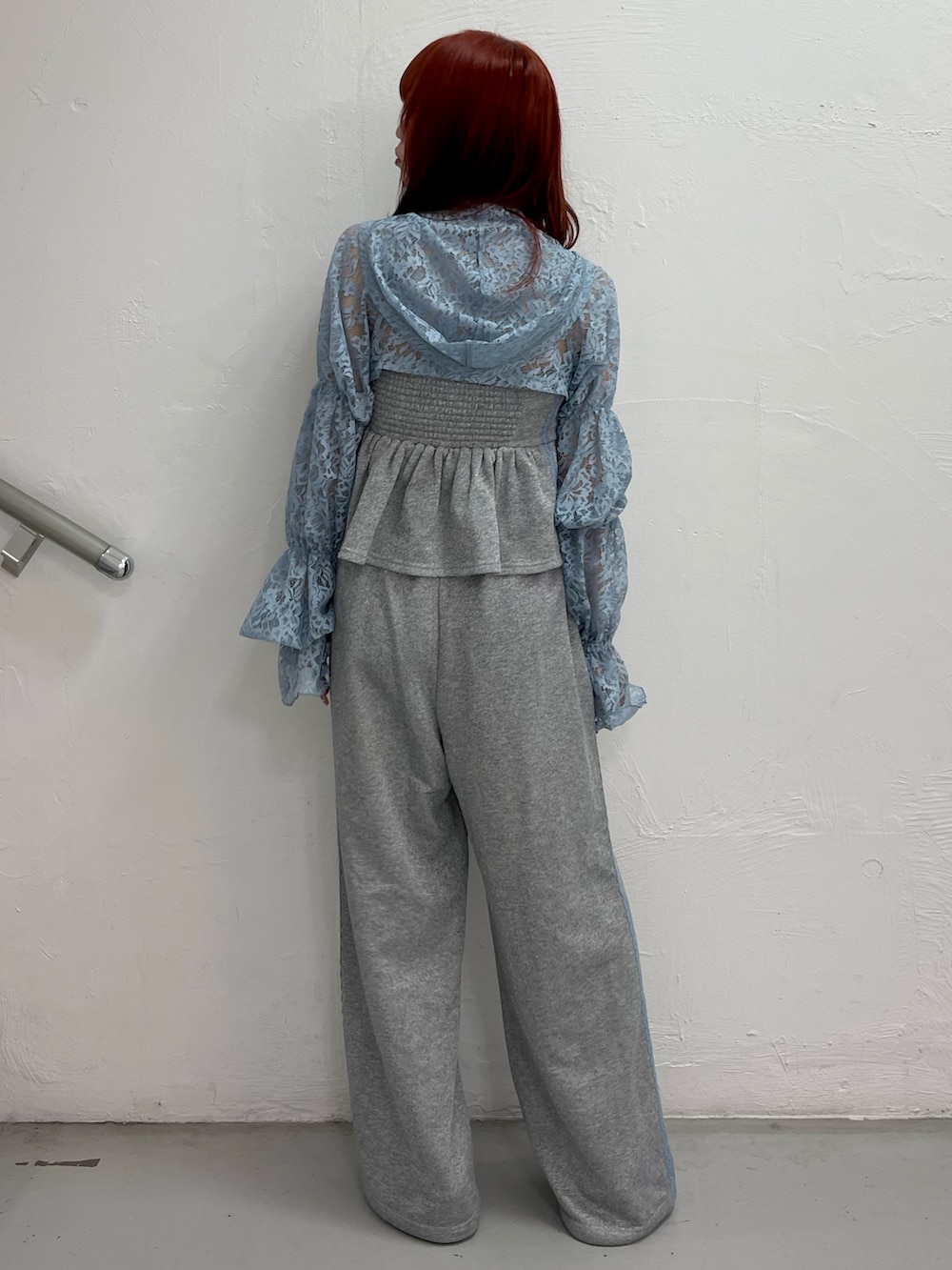 ブルー系のカーディガン/ボレロ、グレー系のその他パンツ、グレー系のキャミソールを着用したレディースの春コーディネートの4枚目の写真