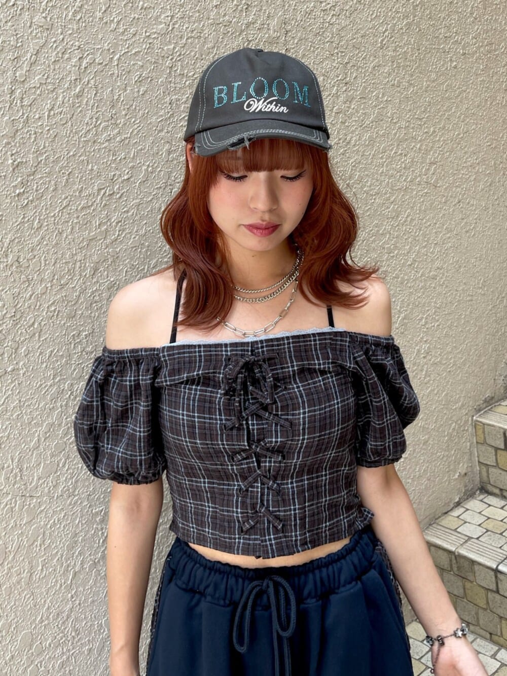 ブラック系のパンプス、ブラウン系のシャツ/ブラウス、ブルー系のその他パンツを着用したレディースの夏コーディネートの5枚目の写真