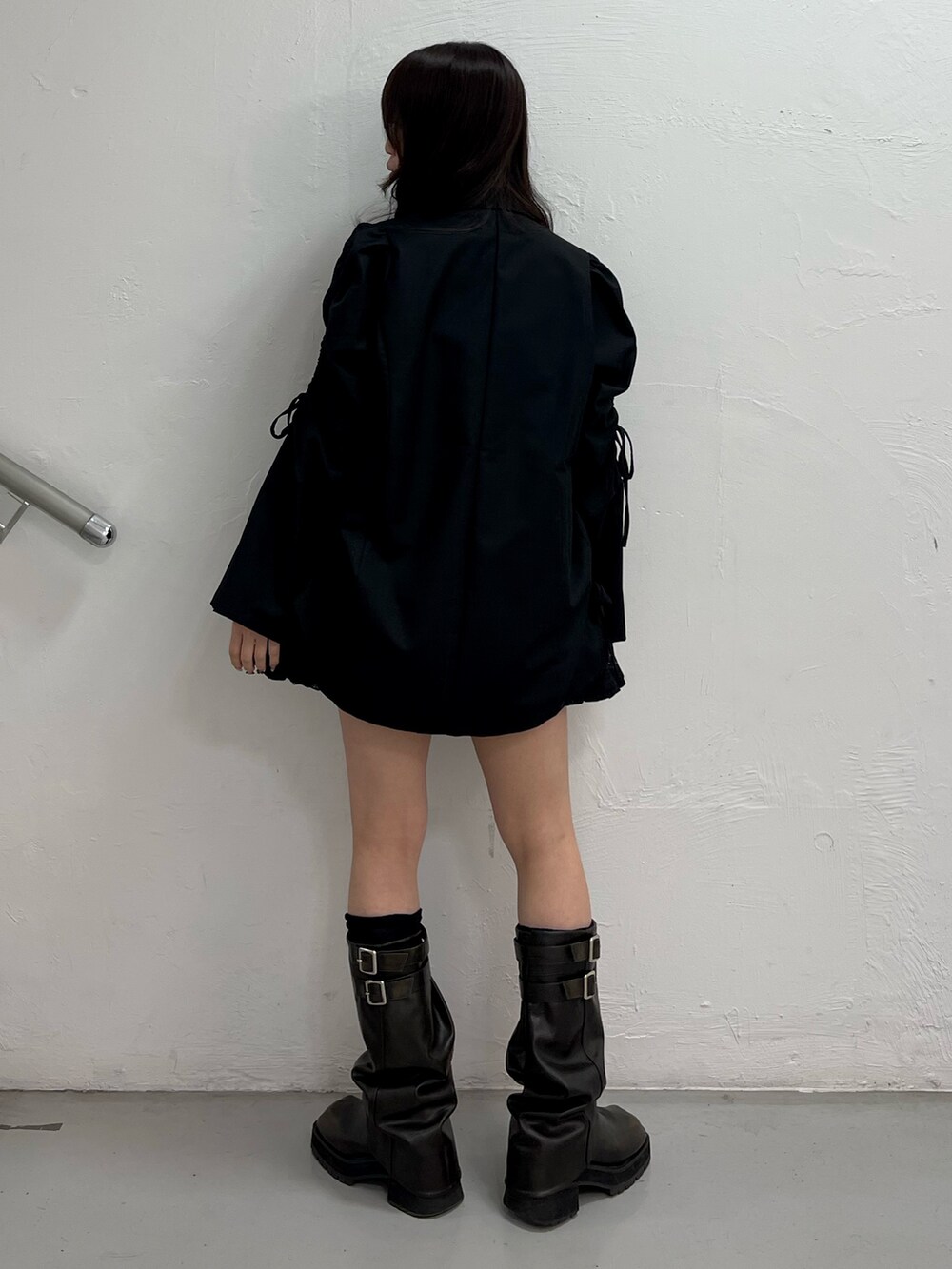 ブラック系のワンピース、その他のニット/セーターを着用したレディースの冬コーディネートの4枚目の写真