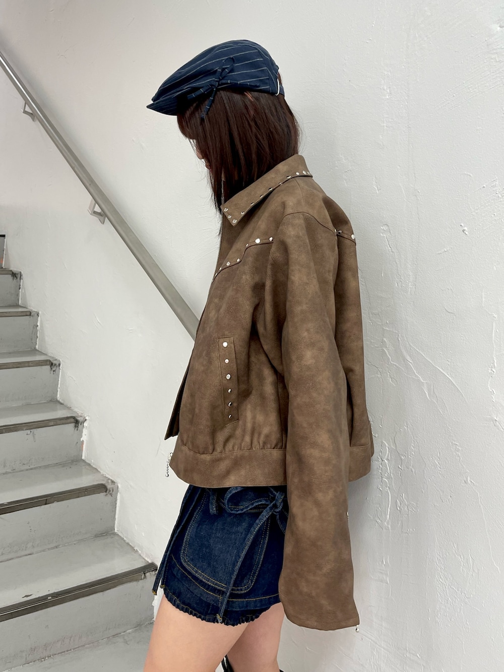 ブラウン系のブルゾン、ブルー系のデニムパンツ、ホワイト系のTシャツ/カットソーを着用したレディースの春コーディネートの7枚目の写真