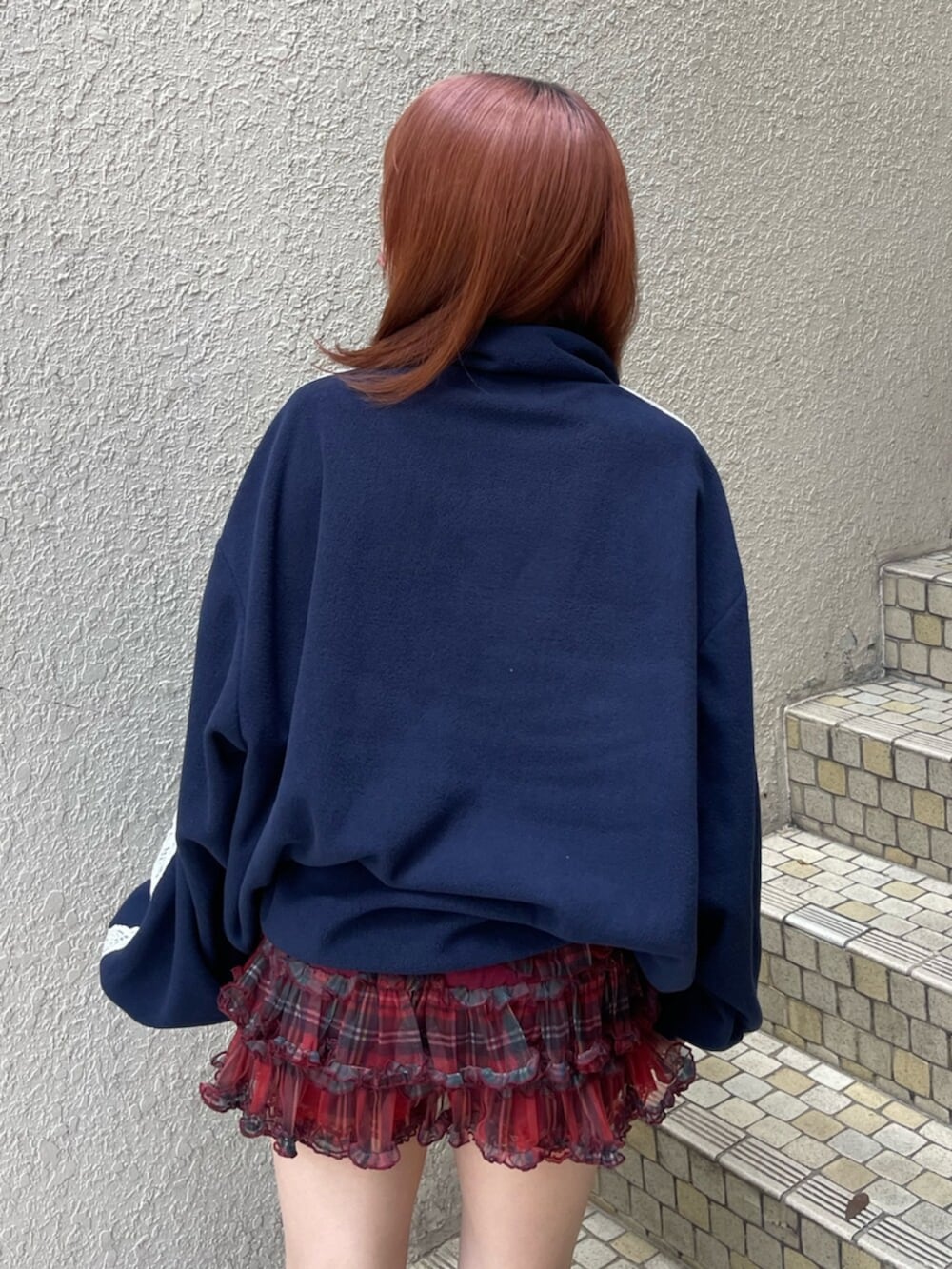 レッド系のその他パンツ、ブルー系のTシャツ/カットソー、ブラック系のブーツを着用したレディースの夏コーディネートの7枚目の写真