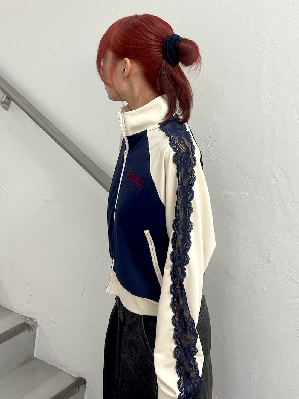 ブラック系のデニムパンツ、ブラック系のパンプス、ブルー系のジャージを着用したレディースの春コーディネートの6枚目の写真