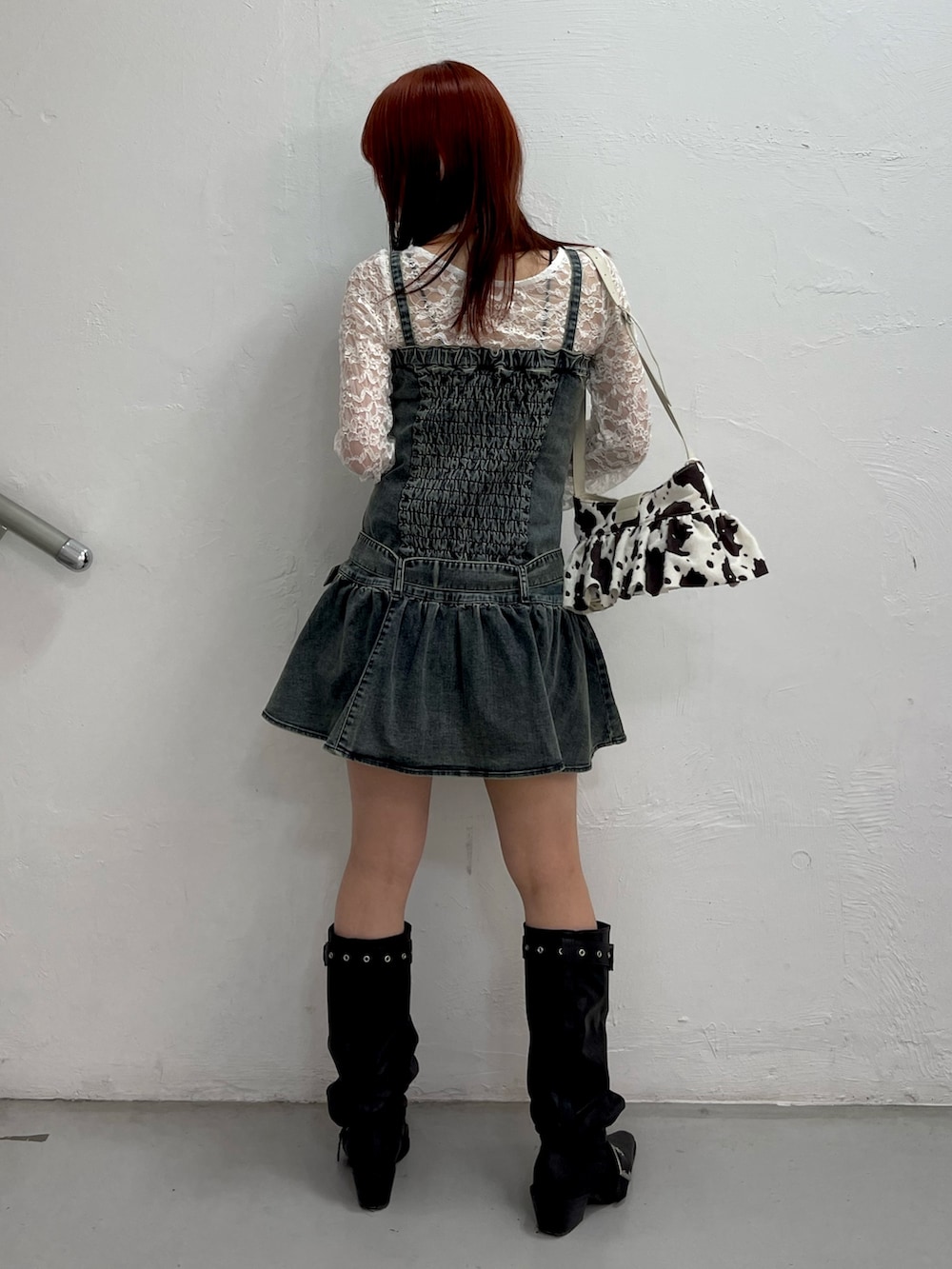 ブルー系のワンピース、ホワイト系のTシャツ/カットソー、ブラック系のブーツを着用したレディースの春コーディネートの4枚目の写真