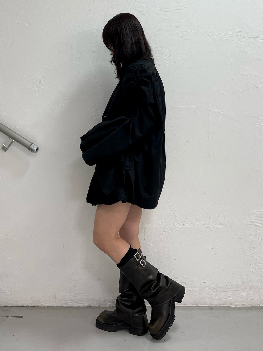 ブラック系のワンピース、その他のニット/セーターを着用したレディースの冬コーディネートの3枚目の写真