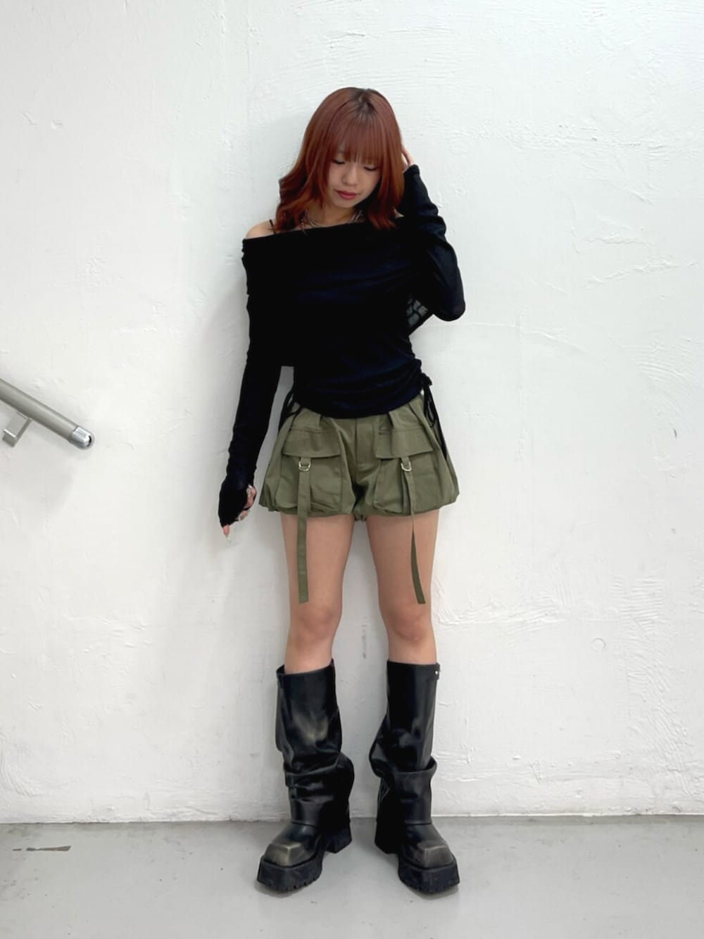 ベージュ系のその他パンツ、ブラック系のTシャツ/カットソー、ブラック系のブーツを着用したレディースの夏コーディネートの2枚目の写真