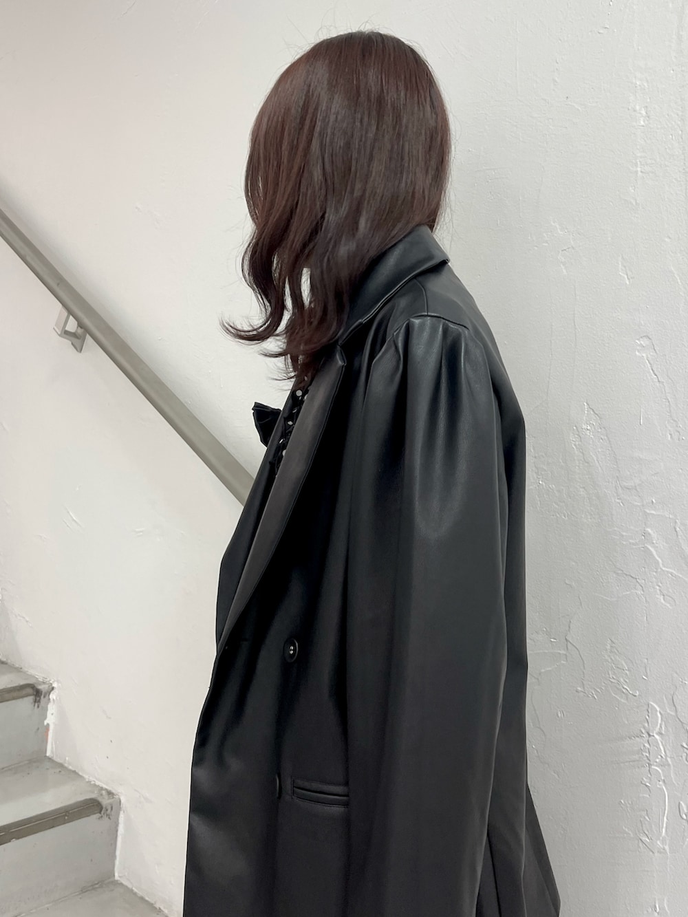 ブラック系のシャツ/ブラウス、ブラック系のスカート、ブラック系のテーラードジャケットを着用したレディースの春コーディネートの6枚目の写真