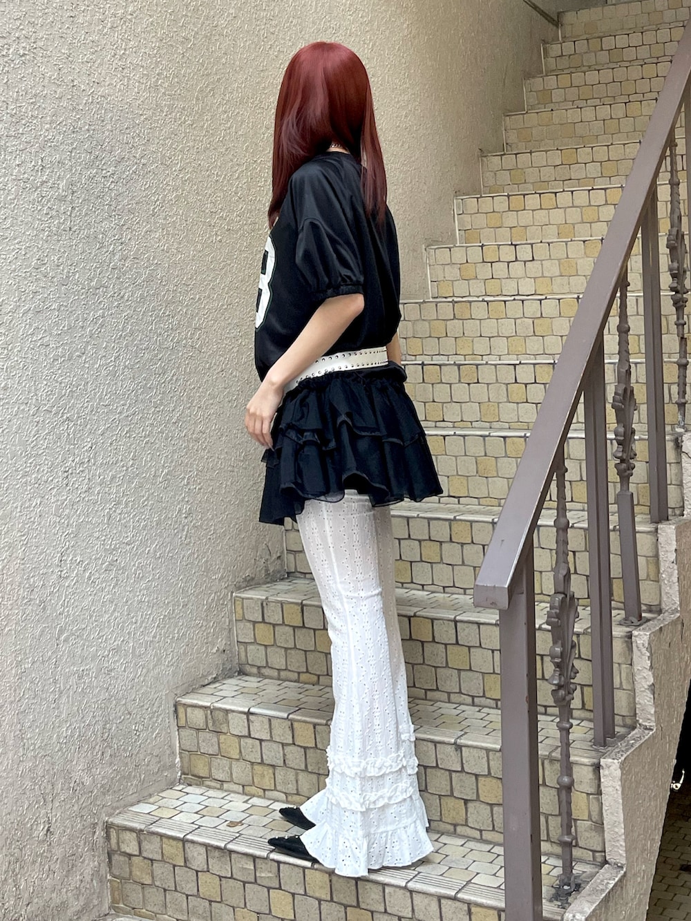 ホワイト系のワンピース、ホワイト系のその他パンツ、ブラック系のパンプスを着用したレディースの春コーディネートの3枚目の写真