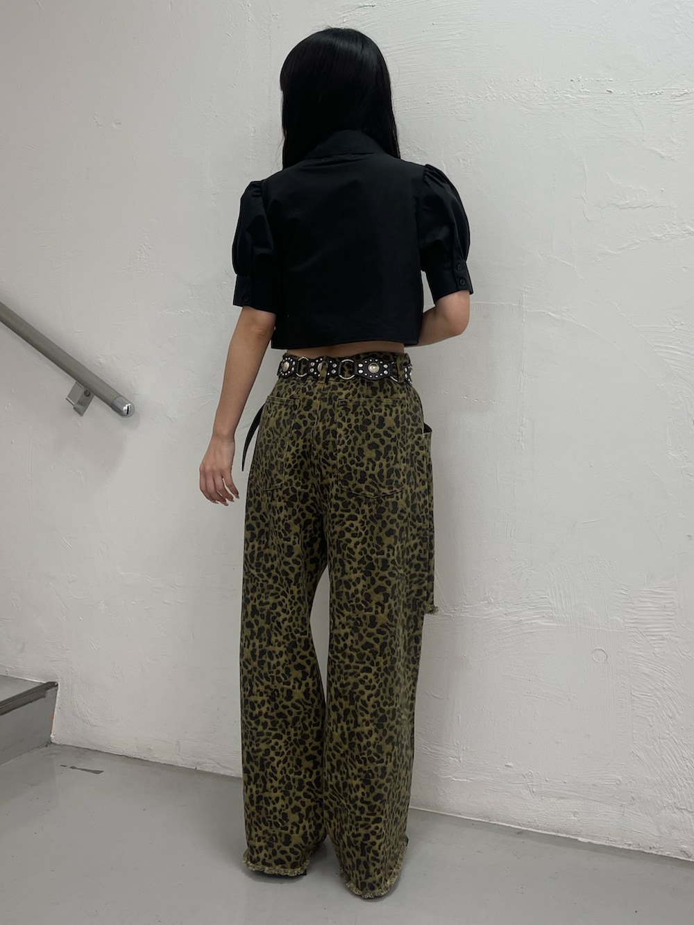 ブラウン系のその他パンツ、ブラック系のシャツ/ブラウス、ブラック系のパンプスを着用したレディースの夏コーディネートの3枚目の写真