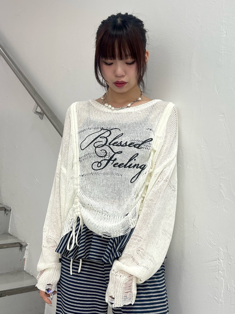 ホワイト系のニット/セーター、ブルー系のスウェットパンツ、ブラック系のパンプスを着用したレディースの春コーディネートの5枚目の写真