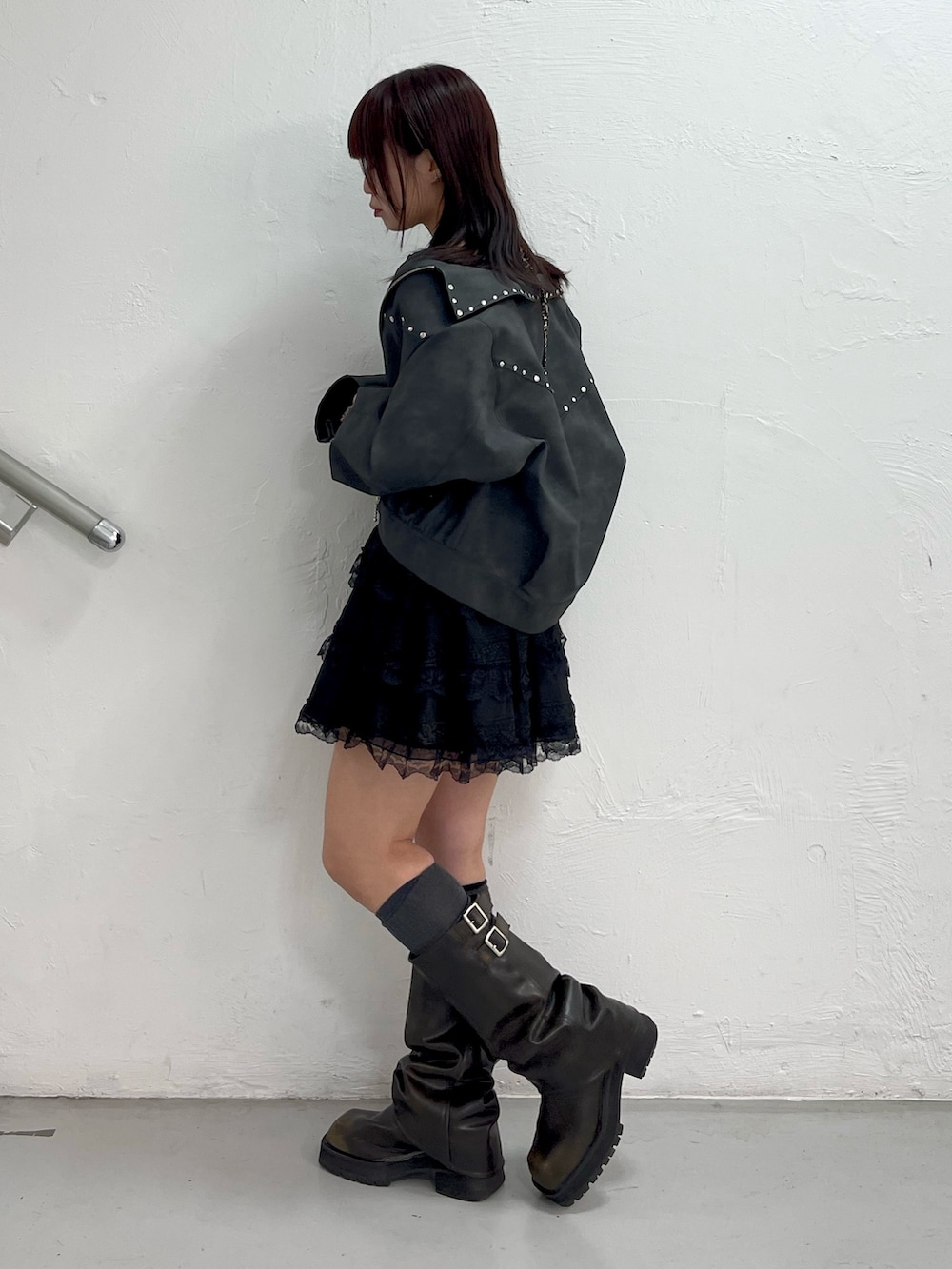 ブラック系のブルゾン、ブラック系のその他パンツ、ブラック系のTシャツ/カットソーを着用したレディースの冬コーディネートの2枚目の写真