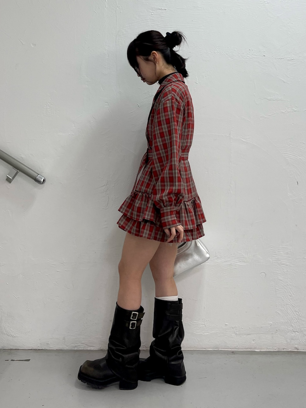 レッド系のワンピース、シルバー系のハンドバッグ、ブラック系のニット/セーターを着用したレディースの冬コーディネートの3枚目の写真