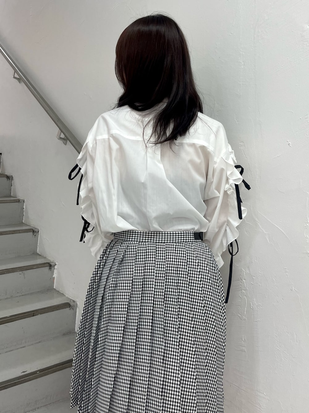 ホワイト系のシャツ/ブラウス、その他のスカート、ブラック系のローファーを着用したレディースの春コーディネートの7枚目の写真