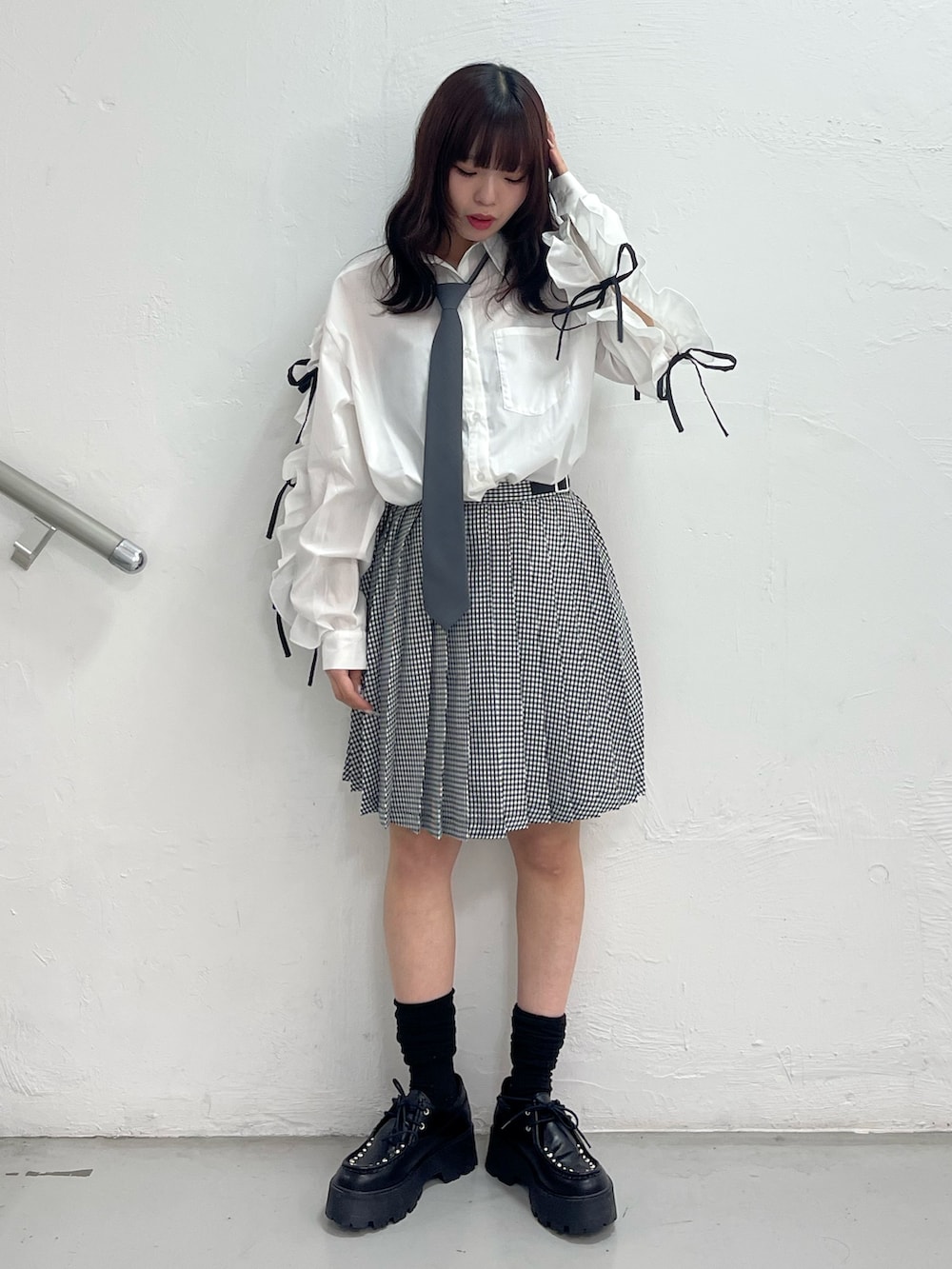 ホワイト系のシャツ/ブラウス、その他のスカート、ブラック系のローファーを着用したレディースの春コーディネートの2枚目の写真