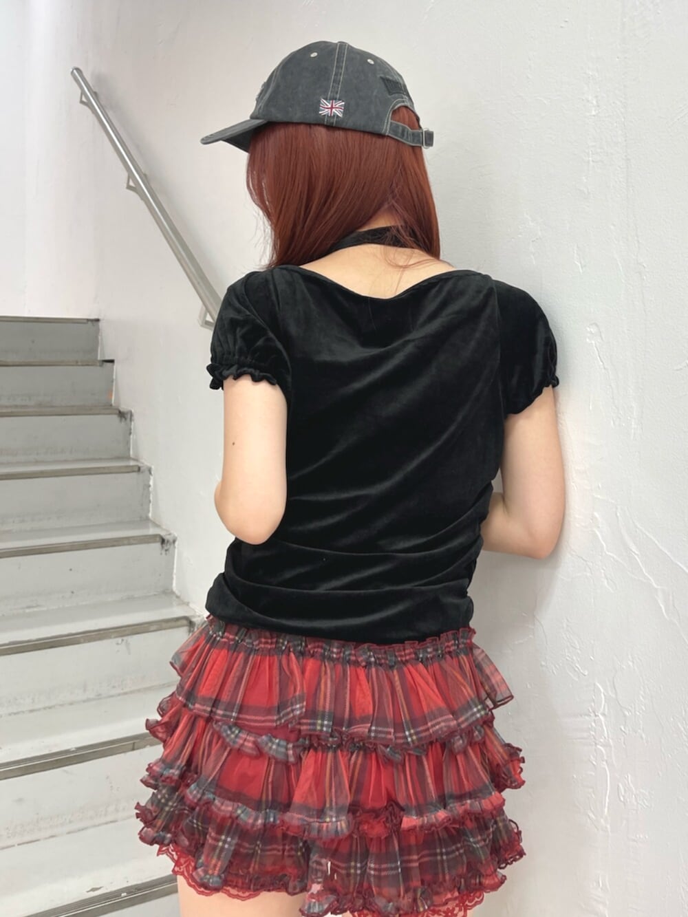 レッド系のその他パンツ、ブラック系のブーツ、ブラック系のTシャツ/カットソーを着用したレディースの夏コーディネートの7枚目の写真