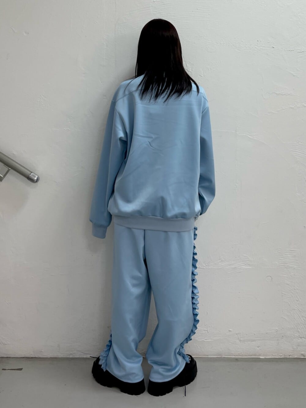 ブルー系のジャージ、ブルー系のその他パンツ、ブラック系のローファーを着用したレディースの冬コーディネートの4枚目の写真