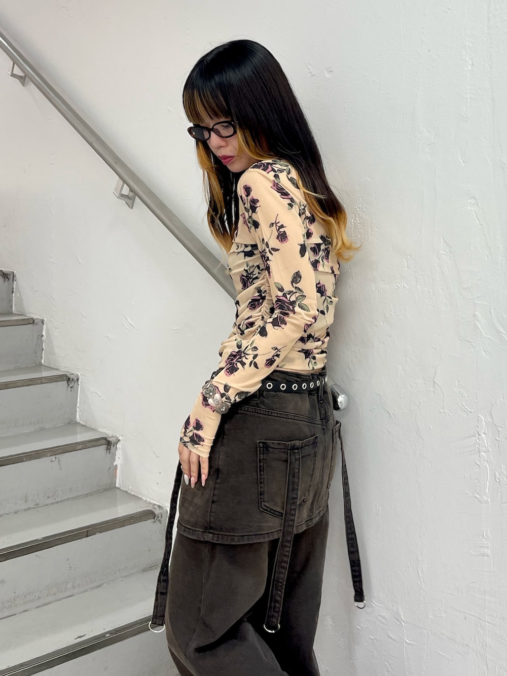 ベージュ系のTシャツ/カットソー、シルバー系のネックレス、ブラウン系のメガネを着用したレディースの夏コーディネートの5枚目の写真