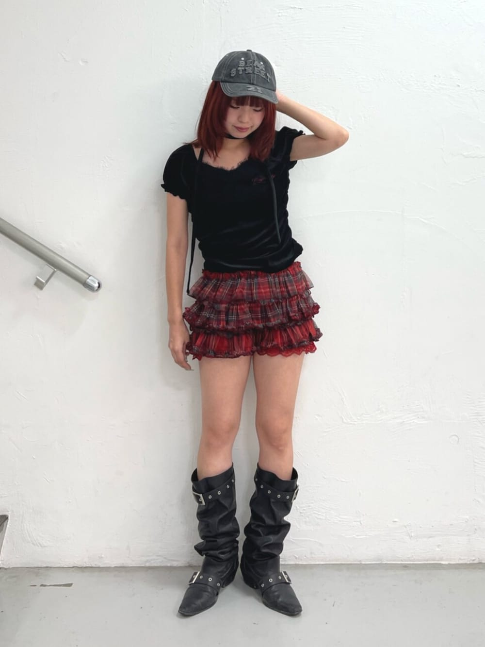 レッド系のその他パンツ、ブラック系のブーツ、ブラック系のTシャツ/カットソーを着用したレディースの夏コーディネートの2枚目の写真
