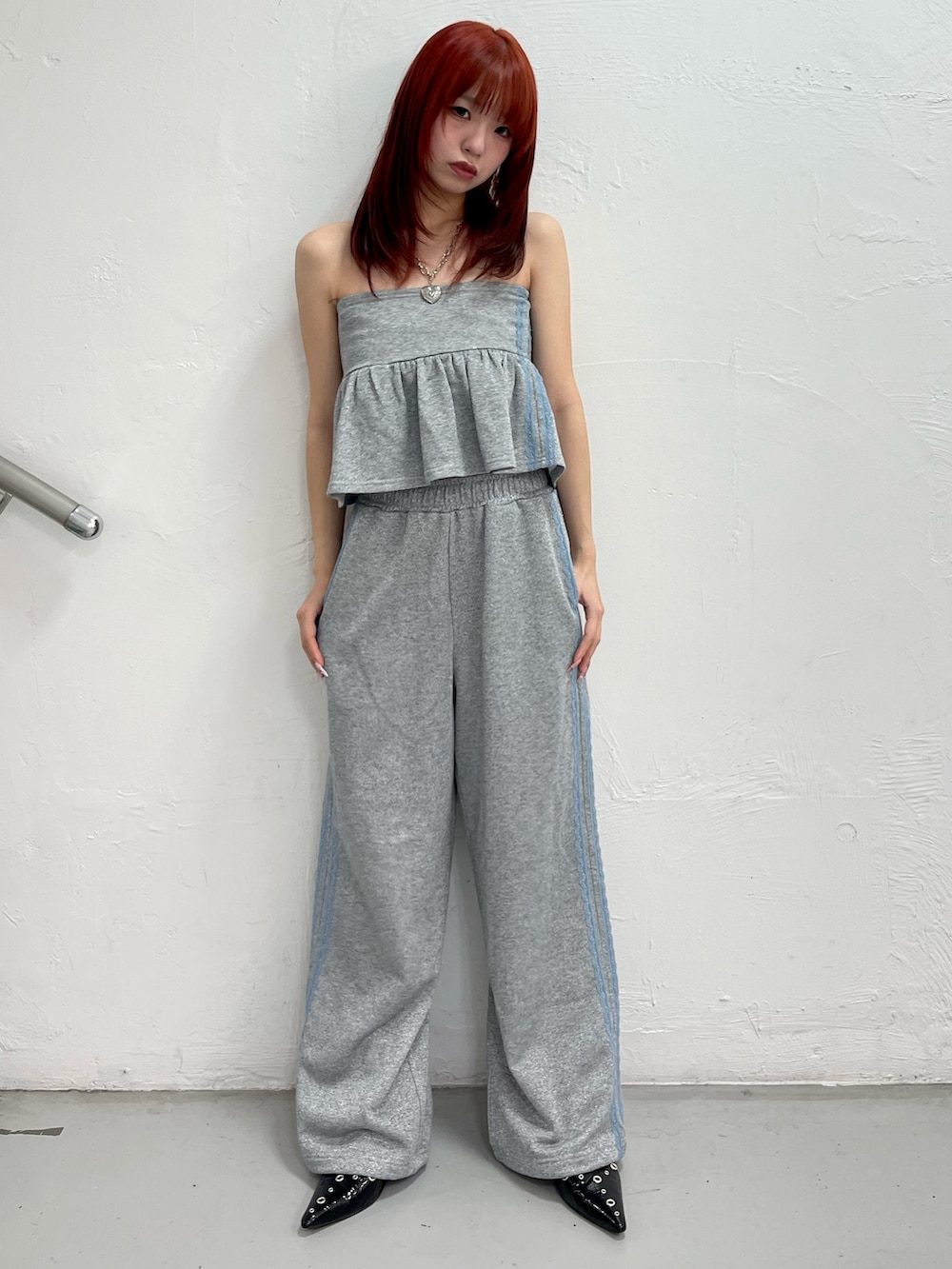 ブルー系のカーディガン/ボレロ、グレー系のその他パンツ、グレー系のキャミソールを着用したレディースの春コーディネートの5枚目の写真