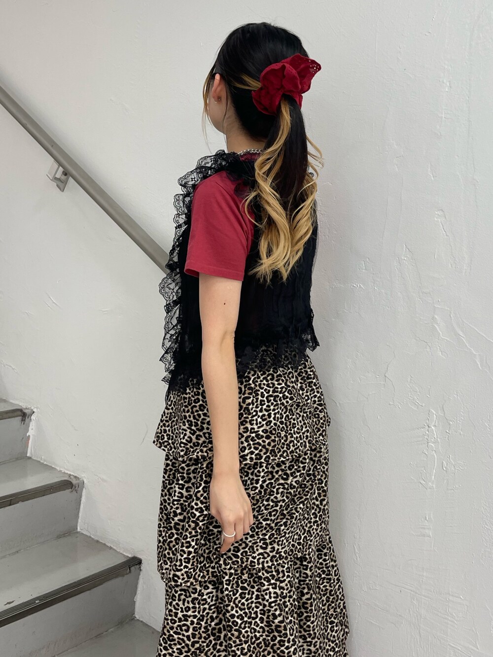 ブラウン系のスカート、ブラック系のブーツ、ブラック系のベストを着用したレディースの夏コーディネートの5枚目の写真