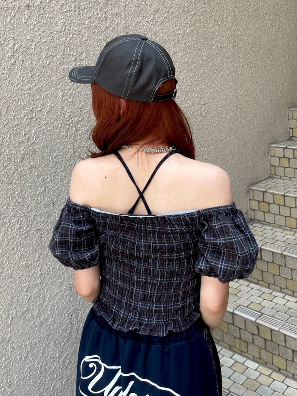 ブラック系のパンプス、ブラウン系のシャツ/ブラウス、ブルー系のその他パンツを着用したレディースの夏コーディネートの7枚目の写真