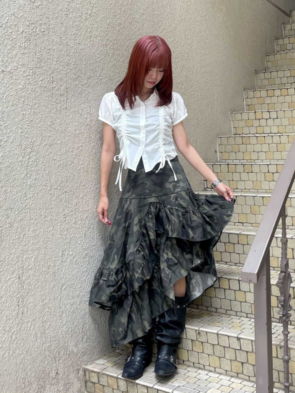 ホワイト系のシャツ/ブラウス、ベージュ系のスカート、ブラック系のブーツを着用したレディースの夏コーディネートの2枚目の写真