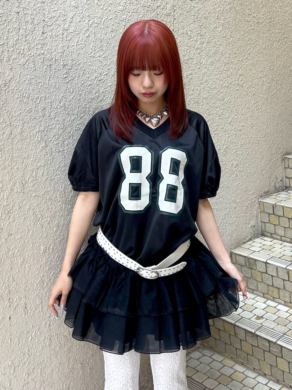 ホワイト系のワンピース、ホワイト系のその他パンツ、ブラック系のパンプスを着用したレディースの春コーディネートの5枚目の写真
