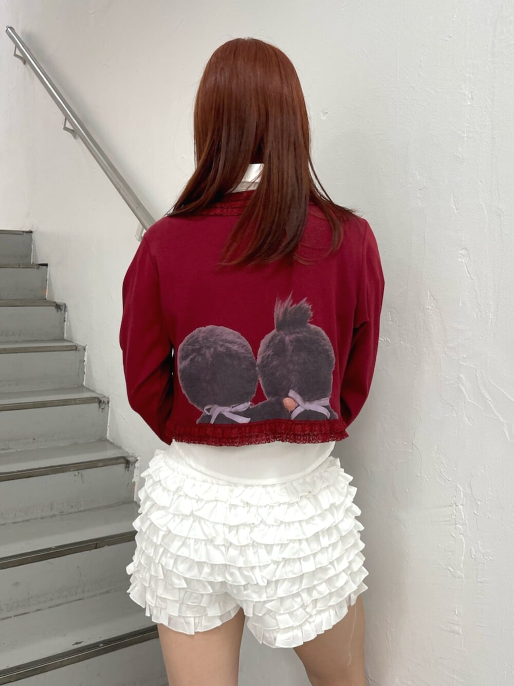 ホワイト系のその他パンツ、ブラック系のブーツ、レッド系のカーディガン/ボレロを着用したレディースの夏コーディネートの7枚目の写真