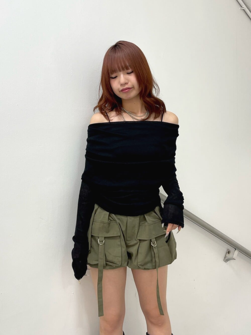 ベージュ系のその他パンツ、ブラック系のTシャツ/カットソー、ブラック系のブーツを着用したレディースの夏コーディネートの5枚目の写真