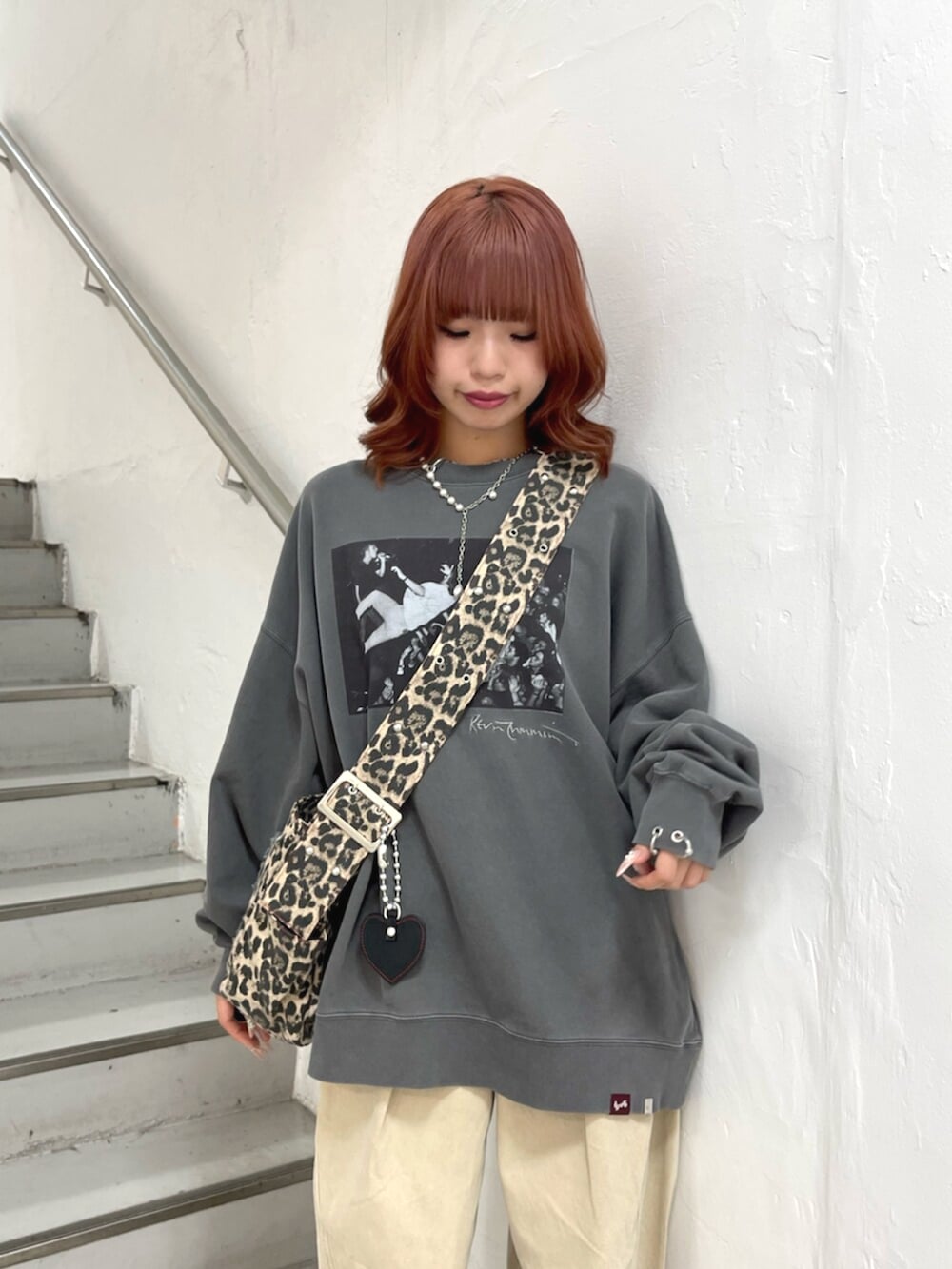 ブラック系のTシャツ/カットソー、ベージュ系のデニムパンツ、ブラウン系のショルダーバッグを着用したレディースの秋コーディネートの5枚目の写真