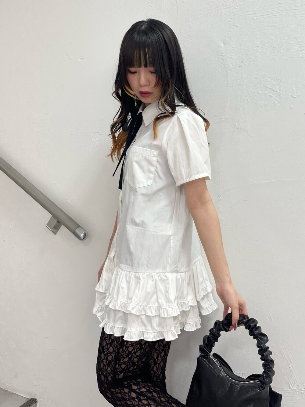 ホワイト系のワンピース、ブラック系のその他パンツ、ブラック系のハンドバッグを着用したレディースの春コーディネートの5枚目の写真