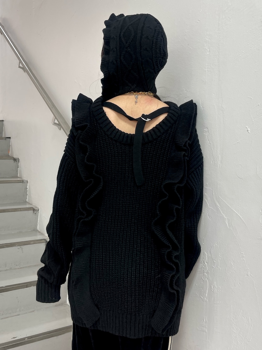 ブラック系のニット/セーター、ブラック系のその他パンツ、ブラック系のニットキャップ/ビーニーを着用したレディースの秋コーディネートの7枚目の写真