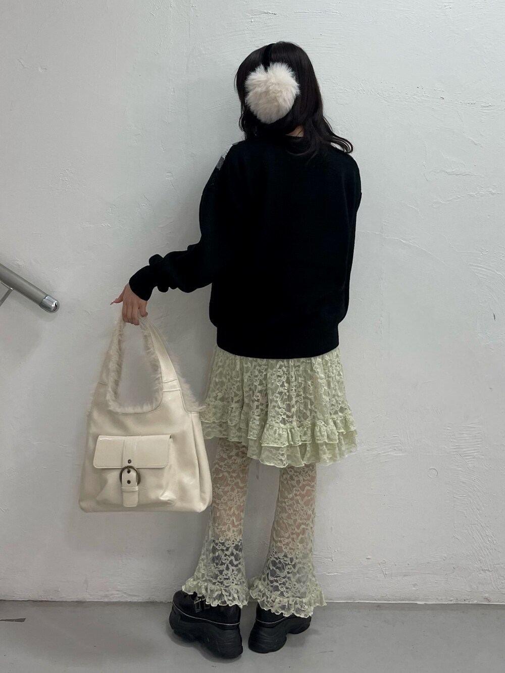 ブラック系のニット/セーター、ブラック系のその他パンツ、ブラック系のスニーカーを着用したレディースの冬コーディネートの3枚目の写真