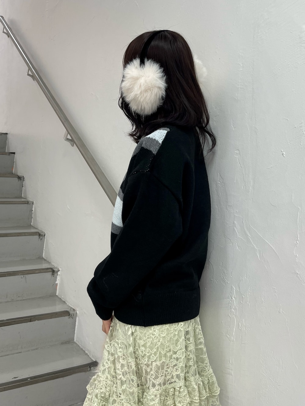 ブラック系のニット/セーター、ブラック系のその他パンツ、ブラック系のスニーカーを着用したレディースの冬コーディネートの5枚目の写真