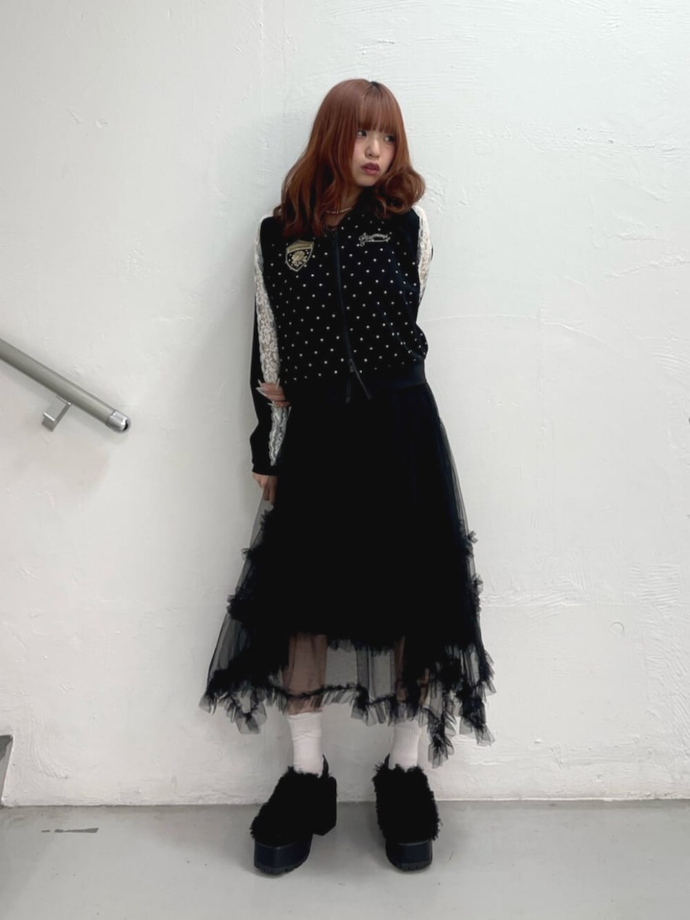 ブラック系のサンダル、ブラック系のTシャツ/カットソー、ブラック系のスカートを着用したレディースの夏コーディネートの2枚目の写真