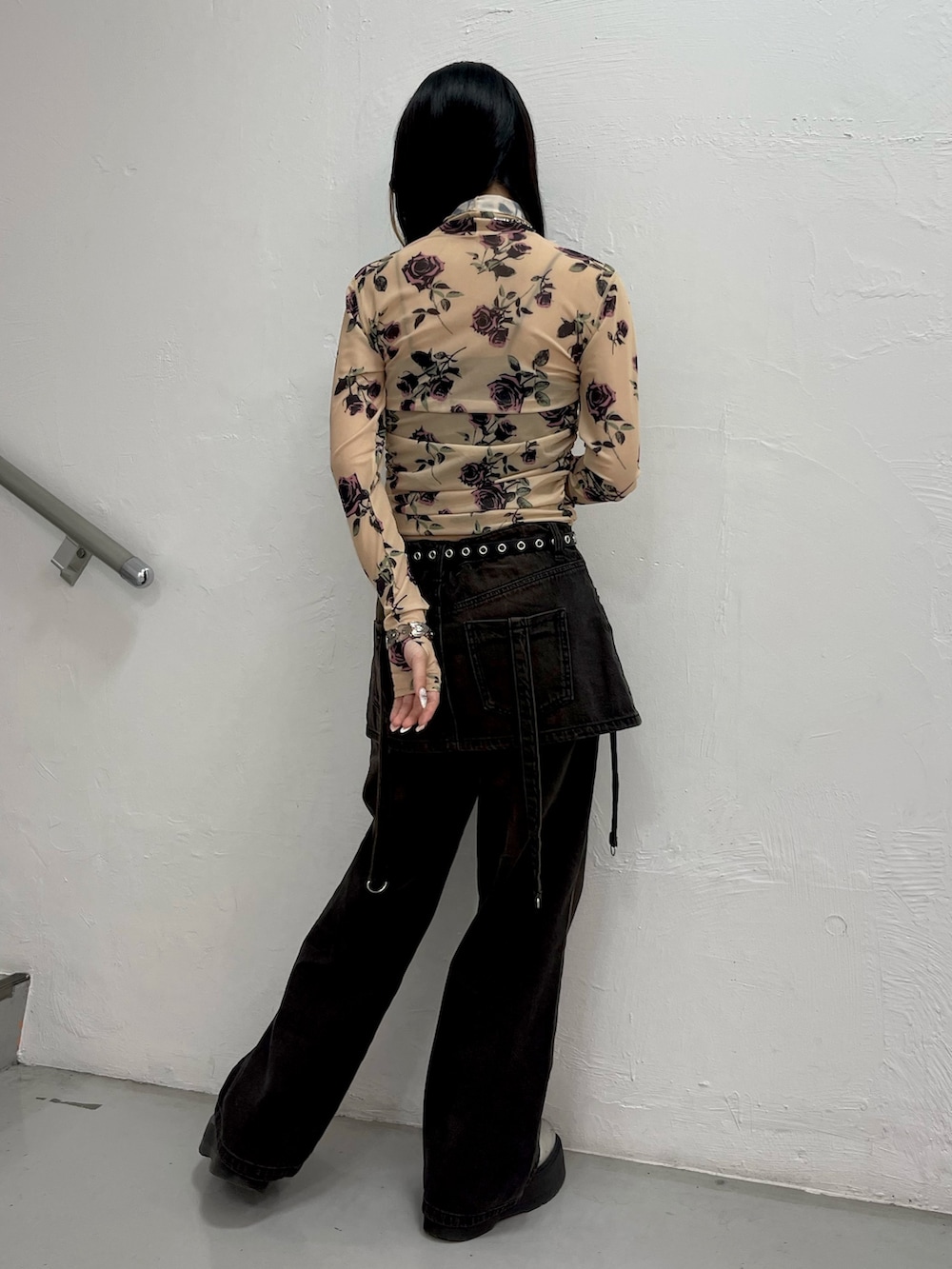 ベージュ系のTシャツ/カットソー、シルバー系のネックレス、ブラウン系のメガネを着用したレディースの夏コーディネートの3枚目の写真