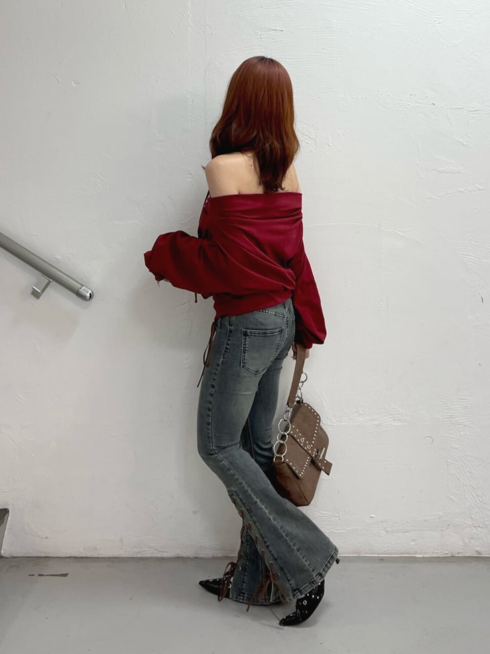 ブラック系のパンプス、ブラウン系のハンドバッグ、レッド系のTシャツ/カットソーを着用したレディースの夏コーディネートの3枚目の写真