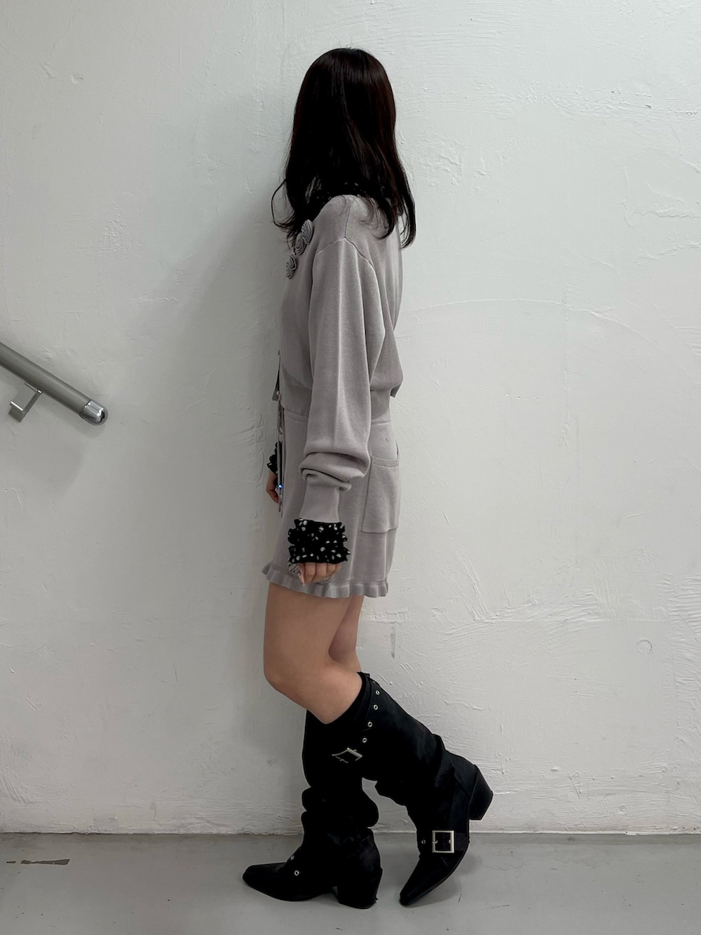 グレー系のニット/セーター、グレー系のその他パンツ、ブラック系のシャツ/ブラウスを着用したレディースの春コーディネートの3枚目の写真