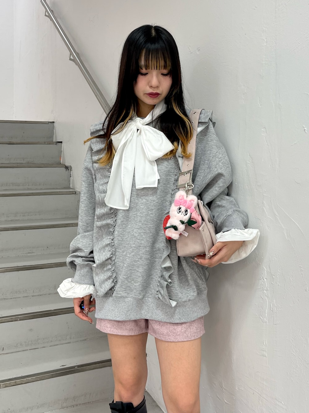 グレー系のスウェット、ホワイト系のシャツ/ブラウス、ピンク系のその他パンツを着用したレディースの秋コーディネートの4枚目の写真