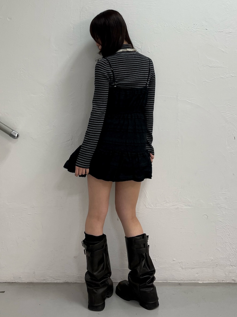 ブラック系のワンピース、その他のニット/セーターを着用したレディースの冬コーディネートの5枚目の写真