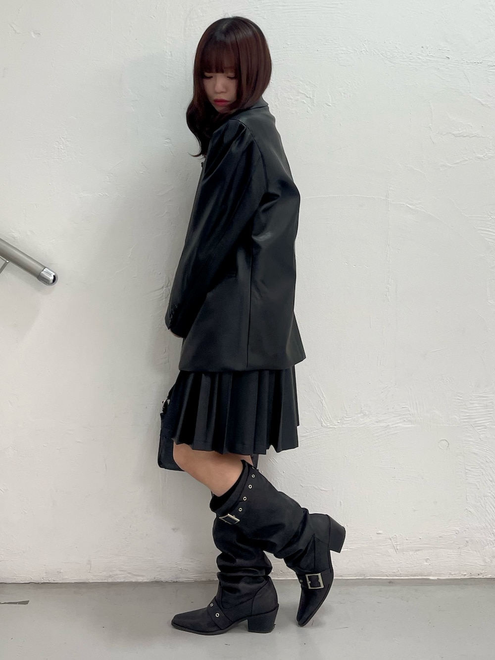 ブラック系のシャツ/ブラウス、ブラック系のスカート、ブラック系のテーラードジャケットを着用したレディースの春コーディネートの3枚目の写真