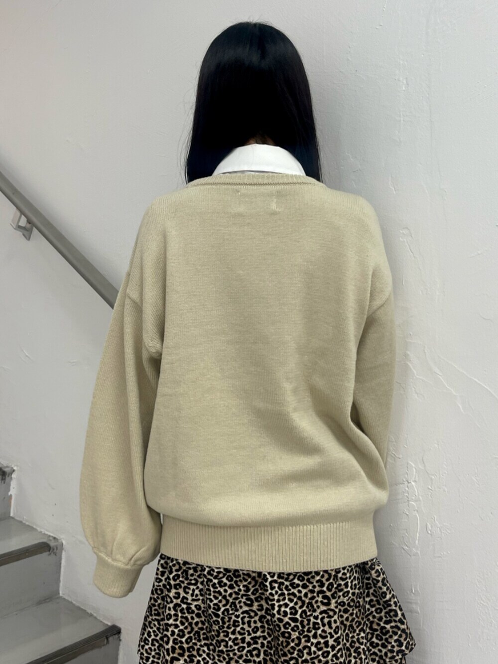 ブラウン系のスカート、ホワイト系のニット/セーター、ホワイト系のシャツ/ブラウスを着用したレディースの秋コーディネートの6枚目の写真