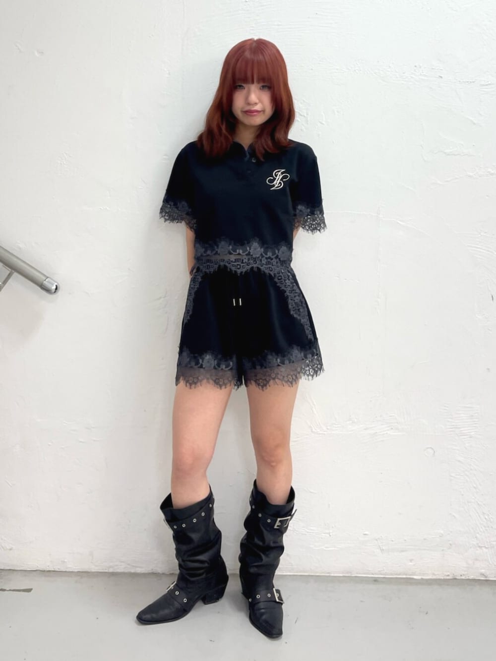ブルー系のTシャツ/カットソー、ブルー系のその他パンツを着用したレディースの夏コーディネートの2枚目の写真