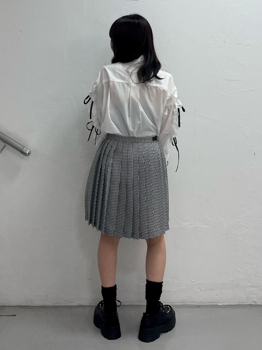 ホワイト系のシャツ/ブラウス、その他のスカート、ブラック系のローファーを着用したレディースの春コーディネートの4枚目の写真