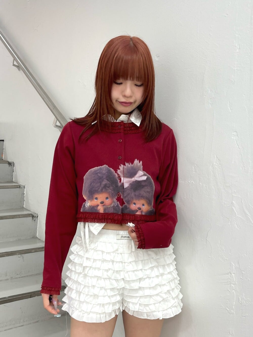 ホワイト系のその他パンツ、ブラック系のブーツ、レッド系のカーディガン/ボレロを着用したレディースの夏コーディネートの5枚目の写真